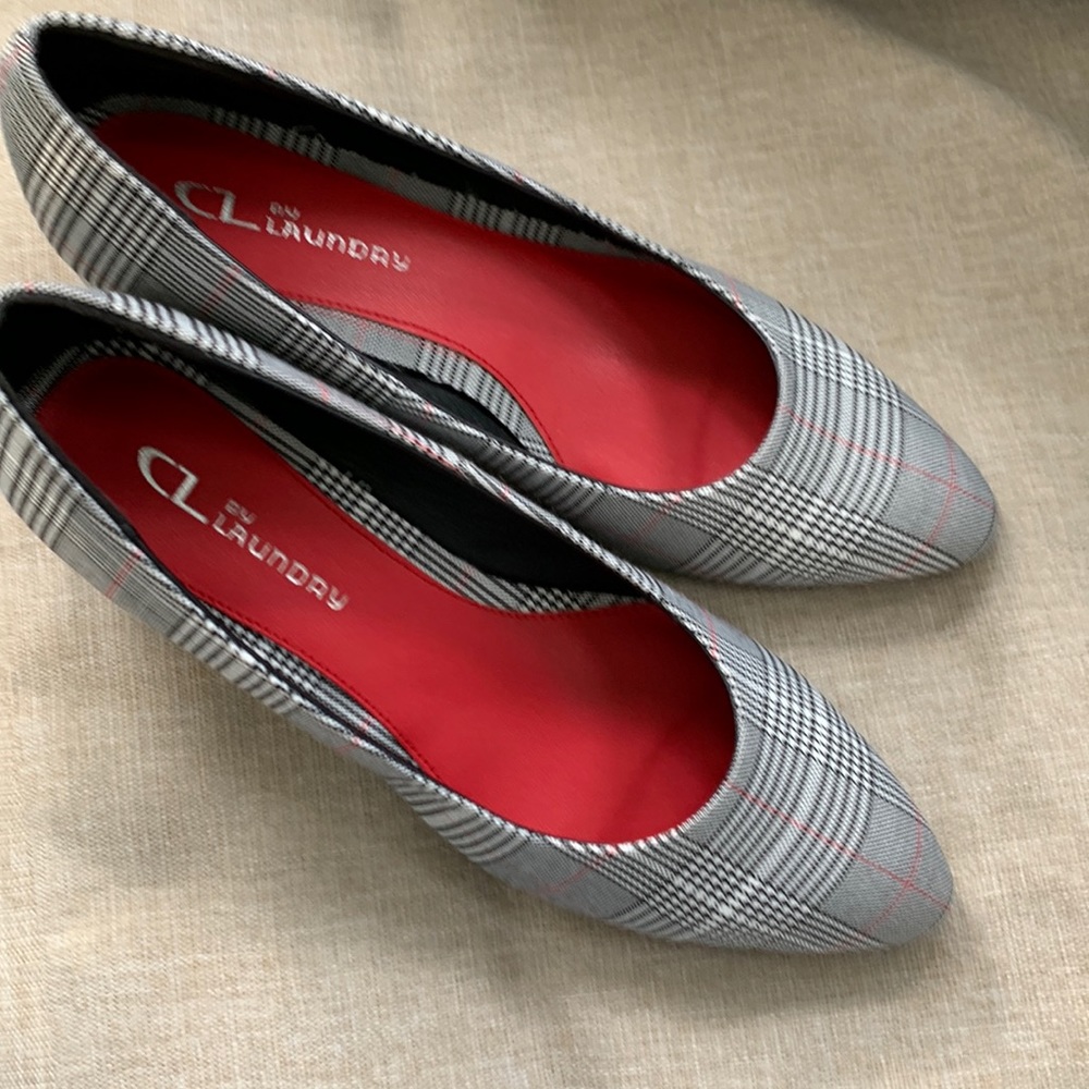 Women Chinese Laundry pumps new condition.